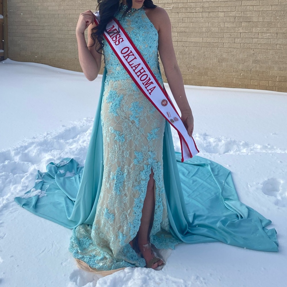 Blue halter Tony bowls